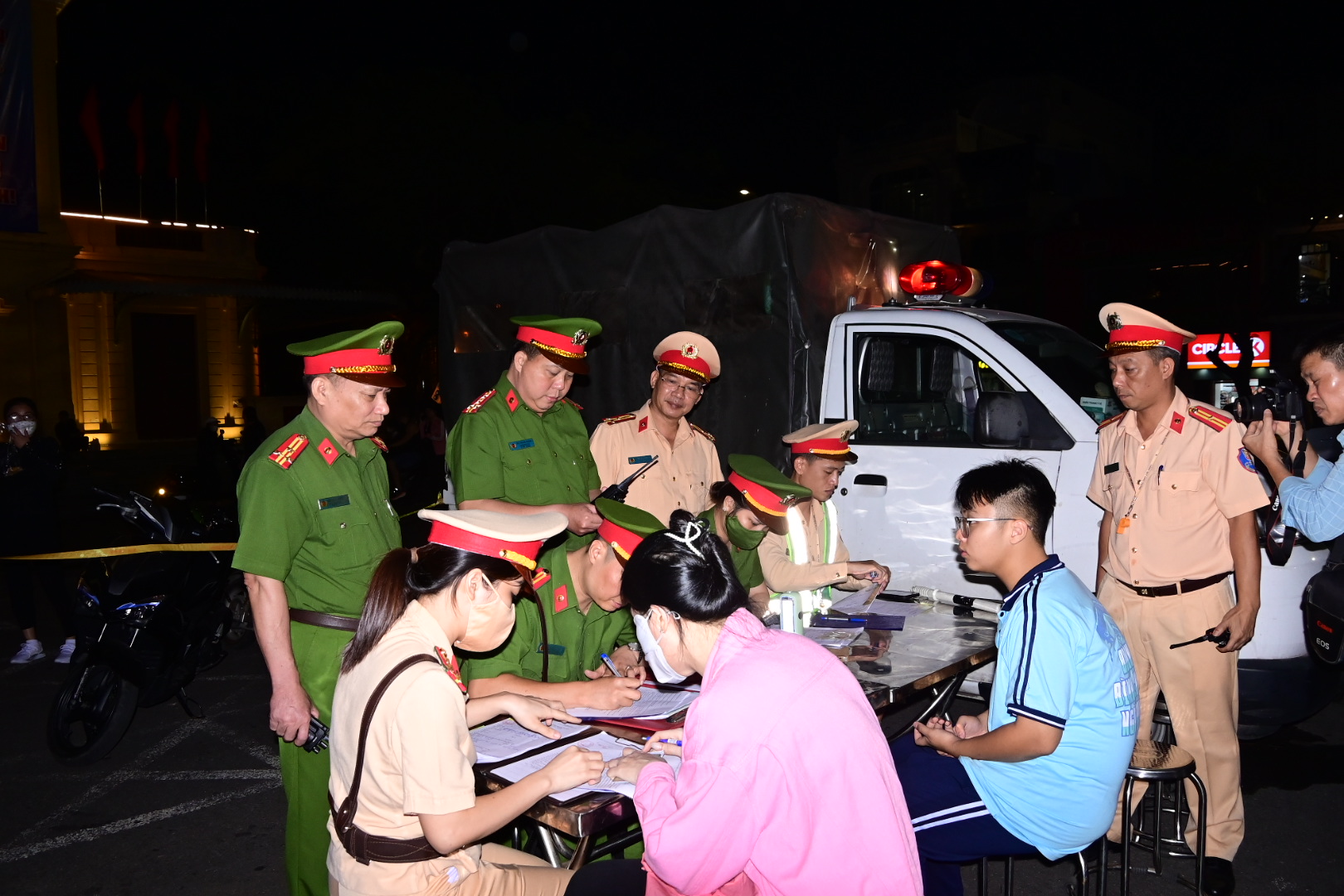 Đại tá Bùi Trung Thành kiểm tra, động viên lực lượng CSGT làm nhiệm vụ kiểm soát vi phạm nồng độ cồn đêm 12/10/2023